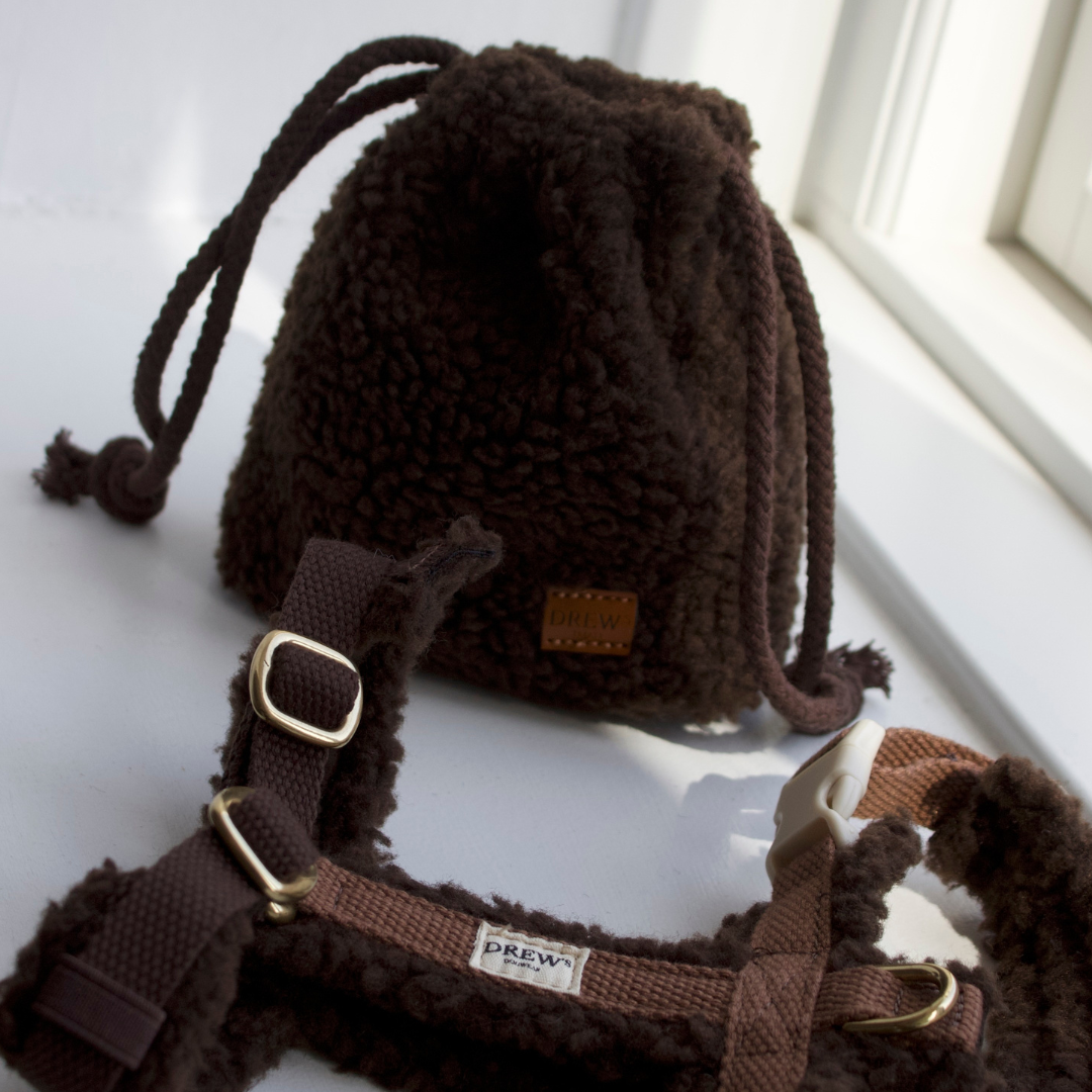 Praktisk godbidstaske i teddy materiale
