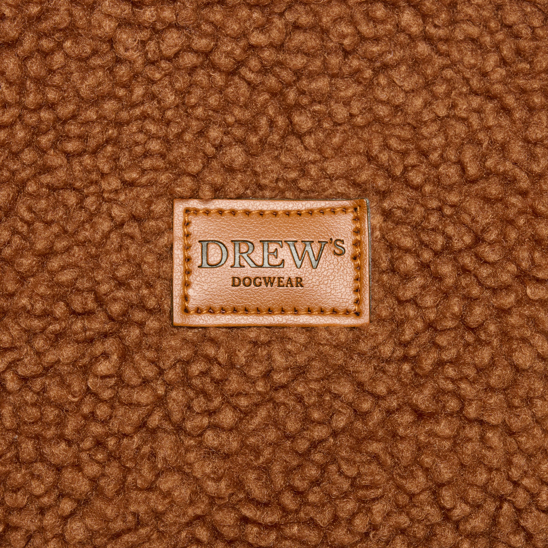 Brun hundesweater med Drews dogwear logo på