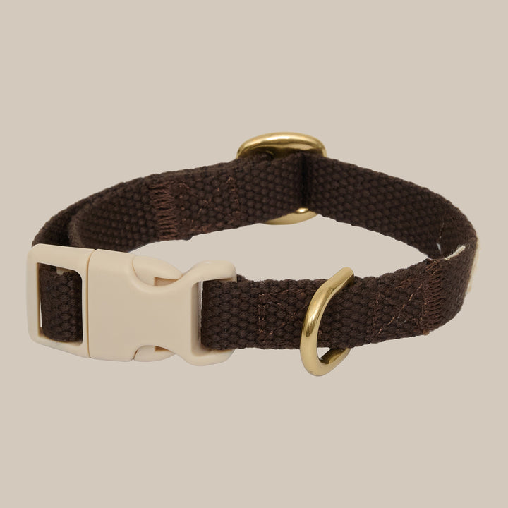 Mørkebrunt hvalpehalsbånd med messing detaljer