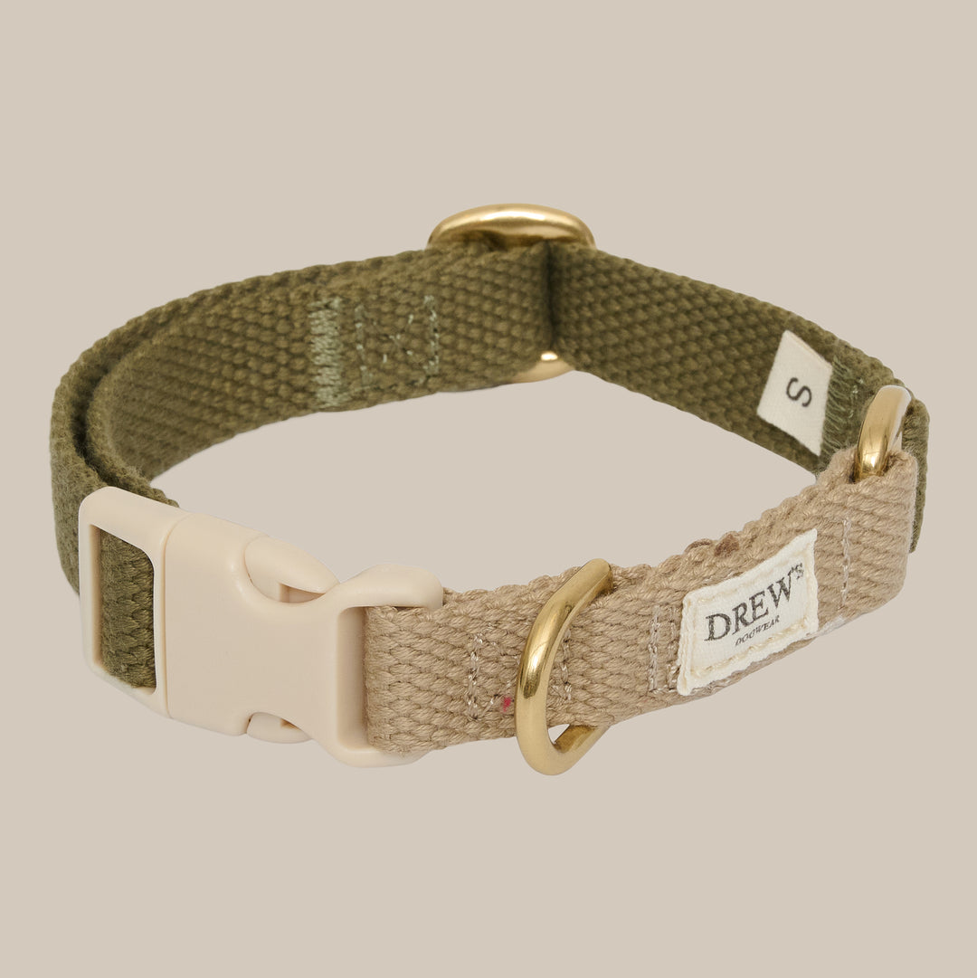 Grønt halsbånd med beige detaljer