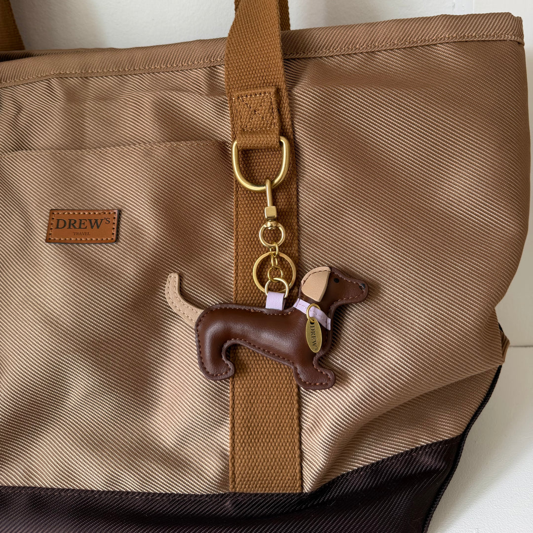 Bag charm gravhund, n'glaring med gravhund I brun